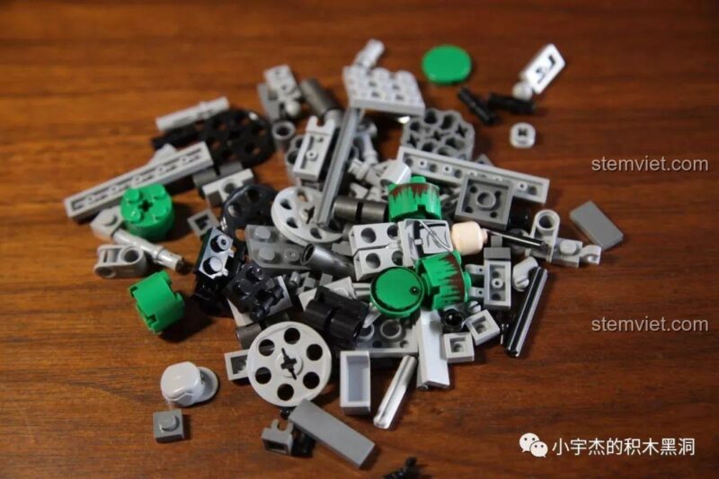 Các chi tiết và mảnh ghép của mô hình Pháo phản lực SEMBO 101106, chủ yếu là màu xám, đen và xanh lá.