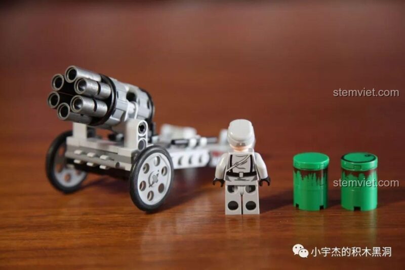 Mặt sau của minifigure lính Đức từ bộ SEMBO 101106, cho thấy chi tiết in trên lưng.