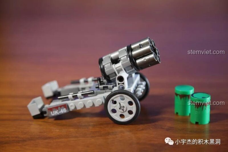 Mô hình Pháo phản lực SEMBO 101106 hoàn chỉnh với các thùng phuy, có thể điều chỉnh góc bắn, một phần của Sa bàn chiến trường Thế Chiến II.