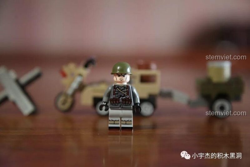 Minifigure lính Mỹ trong bộ đồ chơi SEMBO 101107, mặc quân phục xám và đội mũ sắt xanh.