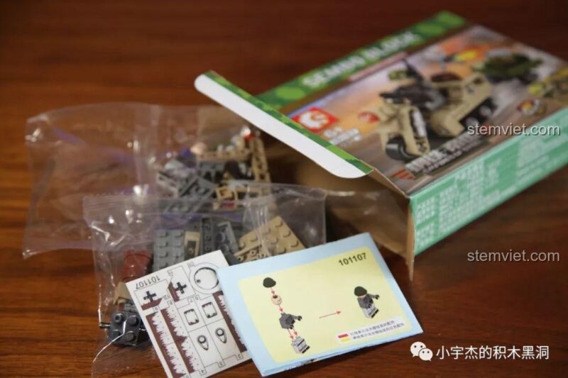 Mở hộp bộ lắp ráp Xe bán xích quân sự SEMBO 101107, đi kèm sticker để trang trí.