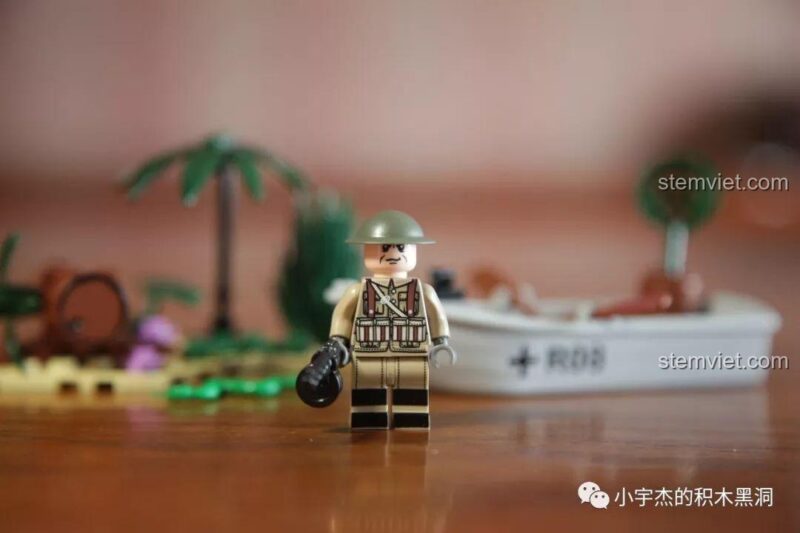 Minifigure lính Anh trong bộ SEMBO 101108 đang cầm ống nhòm, sẵn sàng cho nhiệm vụ tuần tra.