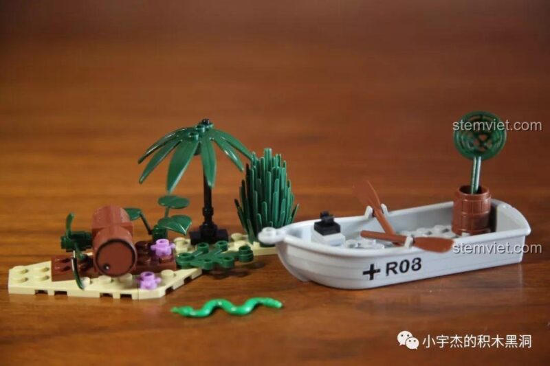 Mô hình Thuyền tuần tra sông SEMBO 101108 hoàn chỉnh, với cảnh quan bờ sông, cây cối và một con rắn.