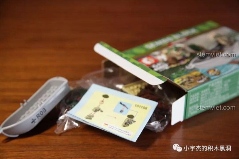 Mở hộp bộ đồ chơi Thuyền tuần tra sông SEMBO 101108, một phần của bộ sưu tập Cảnh quan quân sự mini.