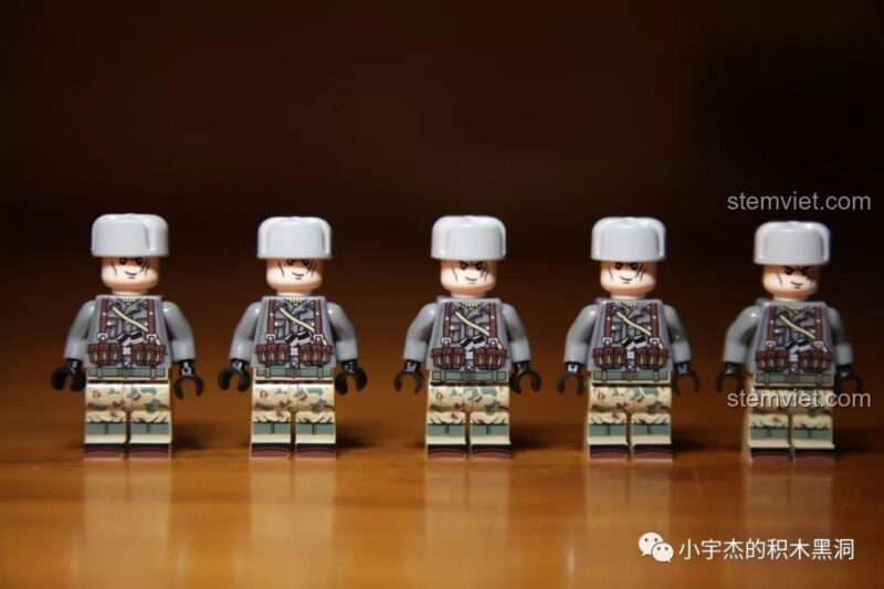 Các minifigures lính Đức ngụy trang đội mũ từ bộ đồ chơi SEMBO 101114.