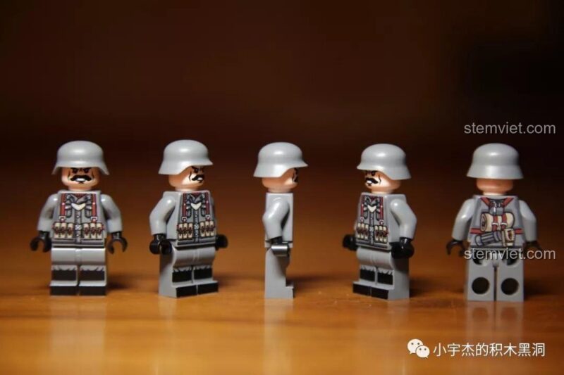 Toàn cảnh các minifigures lính Đức từ nhiều góc độ, thuộc bộ đồ chơi SEMBO 101117.