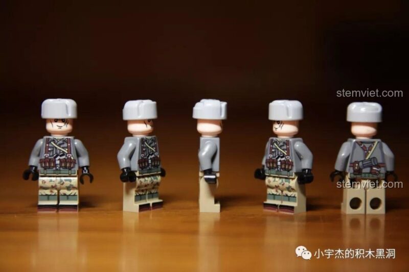 Toàn cảnh các minifigures lính Đức quân phục rằn ri từ nhiều góc độ, thuộc bộ SEMBO 101117.