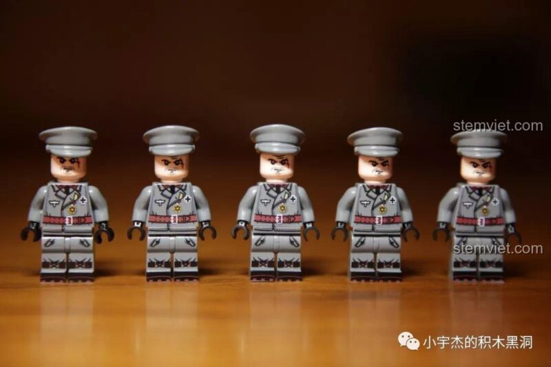 Các minifigures sĩ quan Đức đội mũ kepi, một phần của bộ lắp ráp Xe tăng Đế Chế Thép SEMBO.