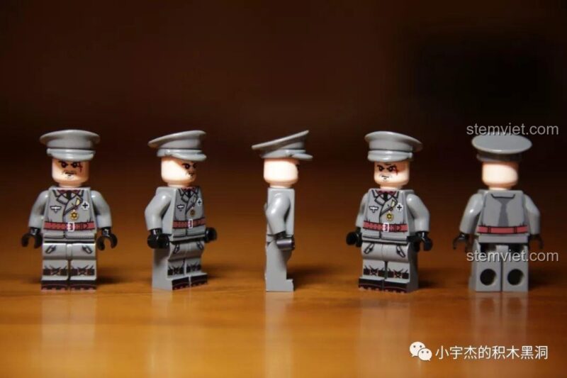 Toàn cảnh các minifigures sĩ quan Đức từ nhiều góc độ, thuộc bộ SEMBO 101117.