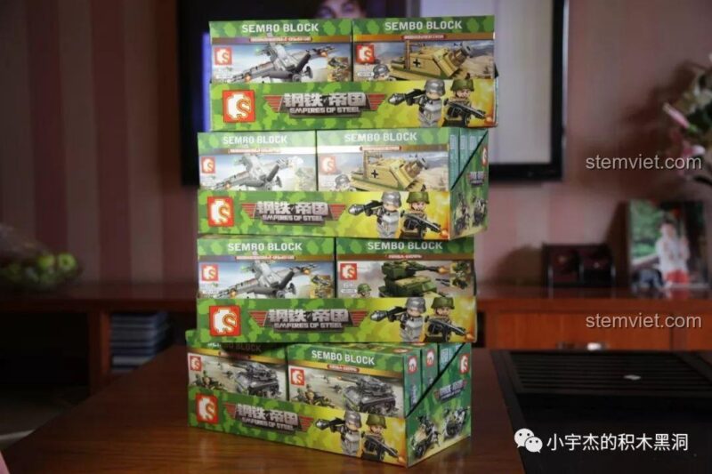 Một chồng cao các hộp đồ chơi SEMBO 101119, một món quà tuyệt vời cho bé trai mê đồ chơi quân sự.
