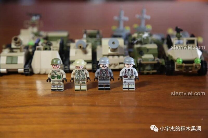 Bốn minifigure từ bốn hộp khác nhau của bộ sưu tập SEMBO 101119, đại diện cho các phe trong cuộc chiến.