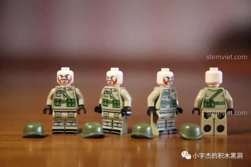 Các minifigure lính Xô Viết từ bộ sưu tập SEMBO Đế Chế Thép, với bộ râu đặc trưng và quân phục màu nâu.