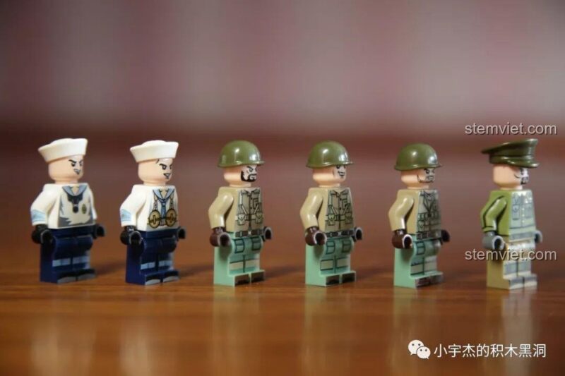 Chi tiết các minifigures lính Mỹ trong bộ Tàu Đổ Bộ LCM3 101362, với trang phục và vũ khí chi tiết.