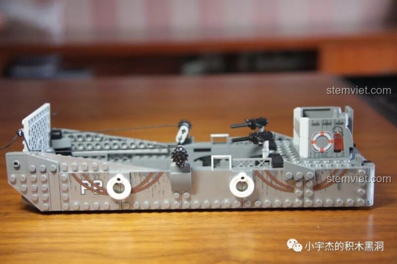Mô hình Tàu Đổ Bộ LCM3 SEMBO 101362 sau khi lắp ráp hoàn chỉnh, sẵn sàng cho trận chiến.