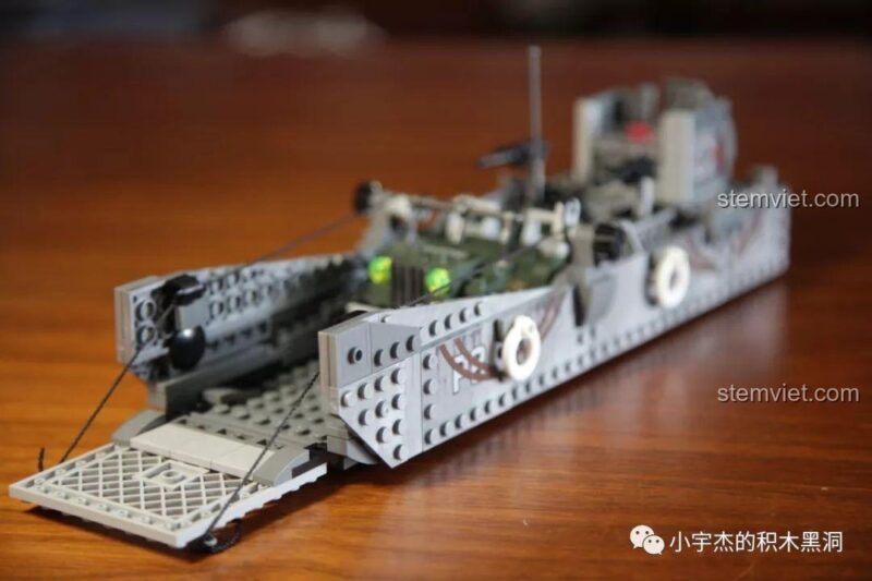 Tính năng cửa đổ bộ có thể hạ xuống của mô hình Tàu Đổ Bộ LCM3 SEMBO 101362.