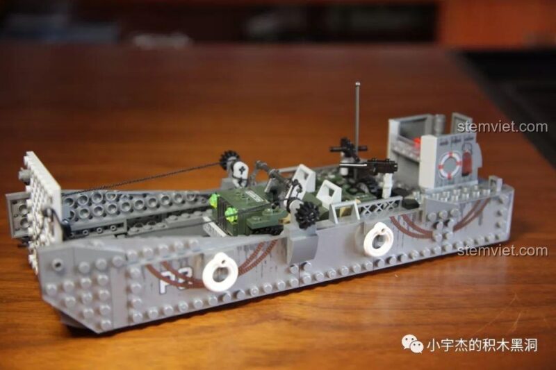 Xe Jeep quân sự đang tiến vào khoang chứa của Tàu Đổ Bộ LCM3 SEMBO 101362.