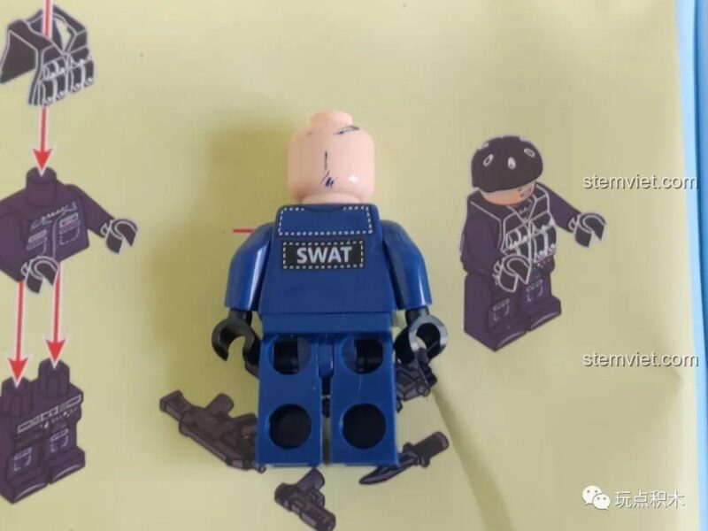 Khoang lái của tàu tuần tra SWAT có thể mở ra, để lộ bảng điều khiển bên trong. Một tính năng thú vị của bộ đồ chơi lắp ghép SEMBO.