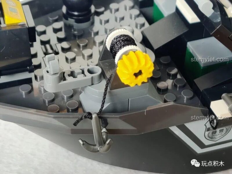 Minifigure lính đặc nhiệm được trang bị mũ và tai nghe, một chi tiết tinh xảo của bộ SEMBO 102467 Tàu Cảnh Sát Đặc Nhiệm.