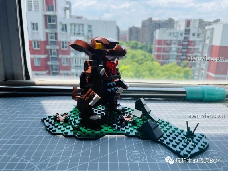 Quá trình lắp ráp đế cảnh quan cho mô hình quái vật Gomora Ultraman SEMBO 108517, tạo bối cảnh sống động cho mô hình.