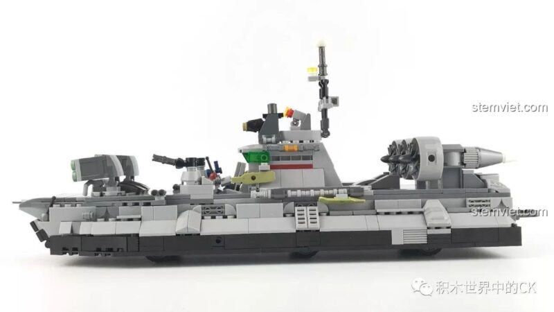 Chi tiết mũi tàu có thể mở của Tàu Đệm Khí Bison SEMBO 12170-12173, cho phép triển khai lực lượng