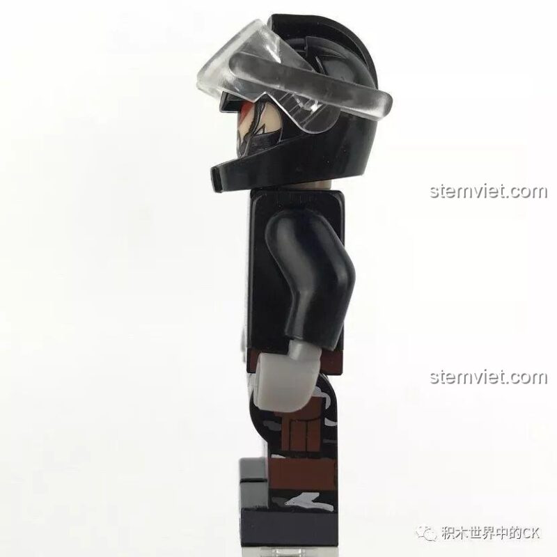 Minifigure lính hải quân nhìn từ bên cạnh, thể hiện chi tiết trang phục và phụ kiện của Bộ lắp ráp SEMBO 12171.