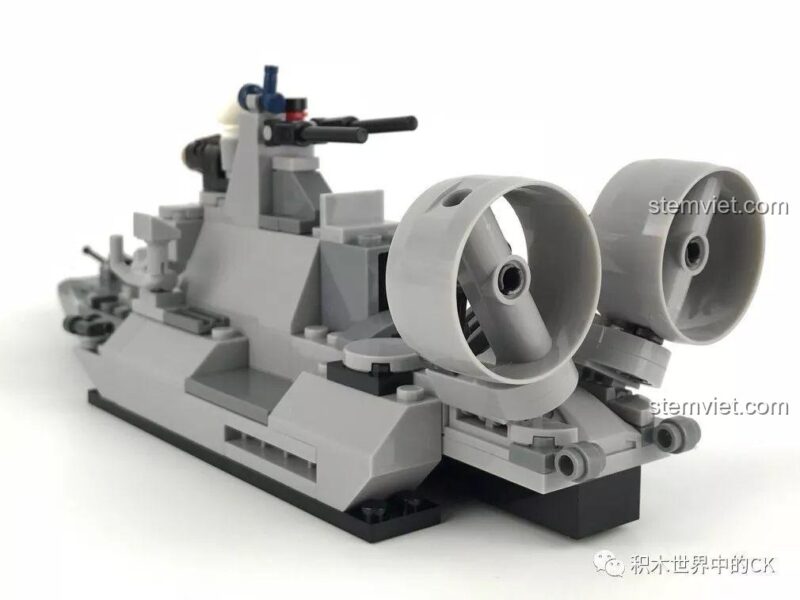 Tàu Tuần Tra Tốc Độ Cao SEMBO 12171 nhìn từ phía sau, với các quạt đẩy và hệ thống vũ khí, bộ đồ chơi quân sự.