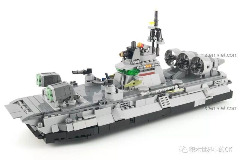Tàu Đệm Khí Bison SEMBO 12171 nhìn từ phía trước, với các bệ phóng tên lửa và hệ thống quạt đẩy, đồ chơi lắp ráp chiến thuật đỉnh cao.
