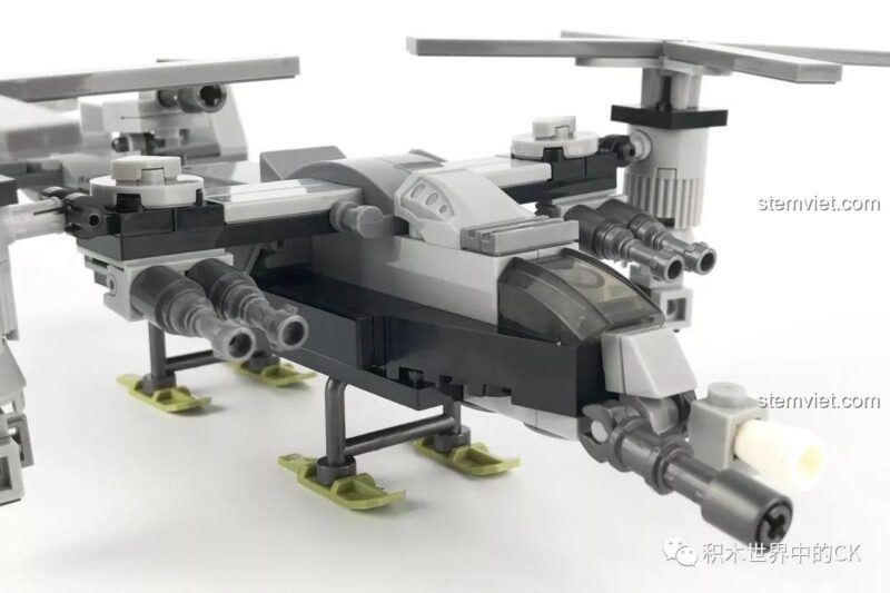 Phụ kiện đi kèm minifigure trong bộ đồ chơi SEMBO 12172, bao gồm cung và dao