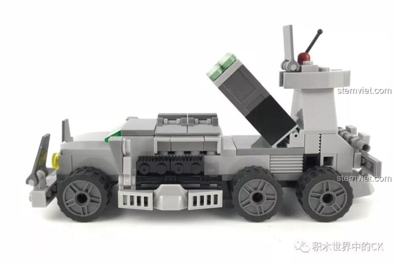 Xe Tên Lửa Siêu Thanh SEMBO 12171 nhìn từ bên cạnh, thể hiện thiết kế xe tải quân sự và bệ phóng tên lửa có thể nâng hạ.