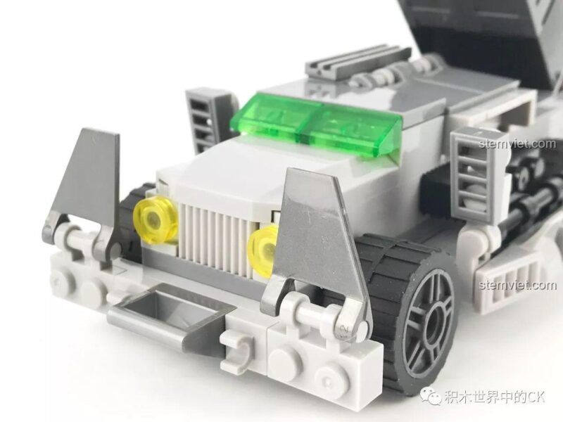 Minifigure lính hải quân thứ tư trong bộ lắp ráp SEMBO 12173, với mũ bảo hiểm và trang phục xanh dương