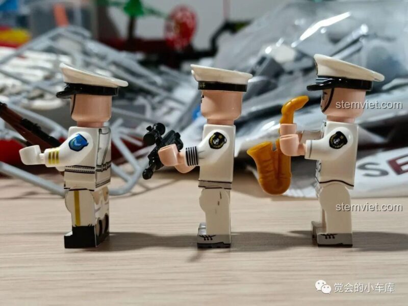 Mặt bên của các minifigures hải quân SEMBO 202029, thể hiện chi tiết in ấn.