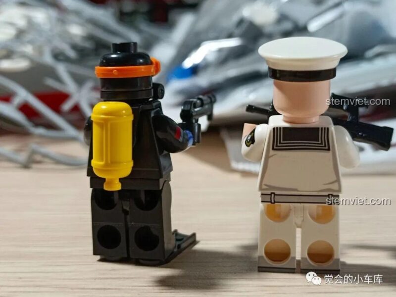 Mặt sau của minifigure người nhái và chỉ huy SEMBO 202029.