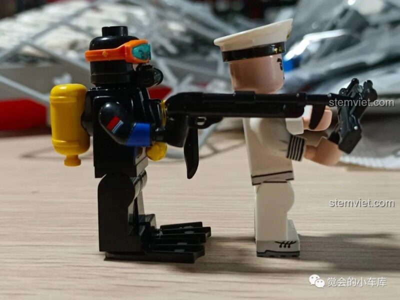 Chi tiết trang bị của minifigure người nhái và chỉ huy SEMBO 202029.