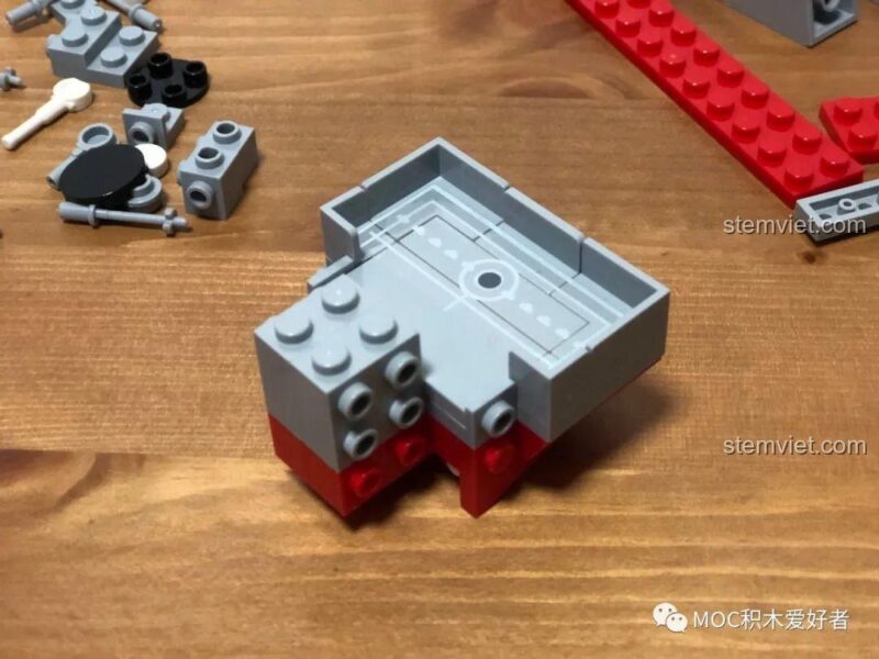 Lắp ráp sàn trực thăng mini trên bộ đồ chơi mô hình SEMBO 202072 Tàu khu trục tên lửa Type 052D, tăng tính tương tác.