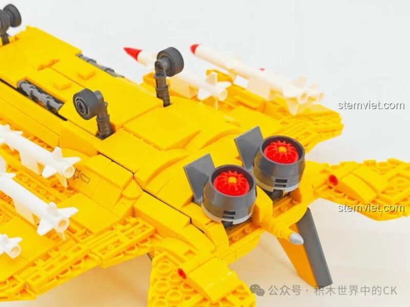 Góc nhìn từ dưới bụng máy bay J-35 SEMBO 202254, thể hiện chế độ cất cánh thẳng đứng với các động cơ hướng xuống.