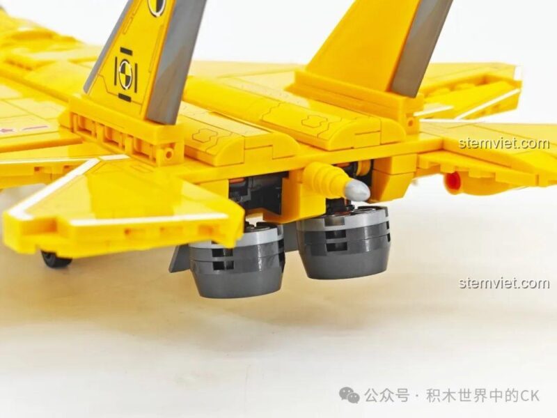 Góc nhìn từ phía sau cho thấy cơ chế xoay của động cơ máy bay J-35 SEMBO 202254.