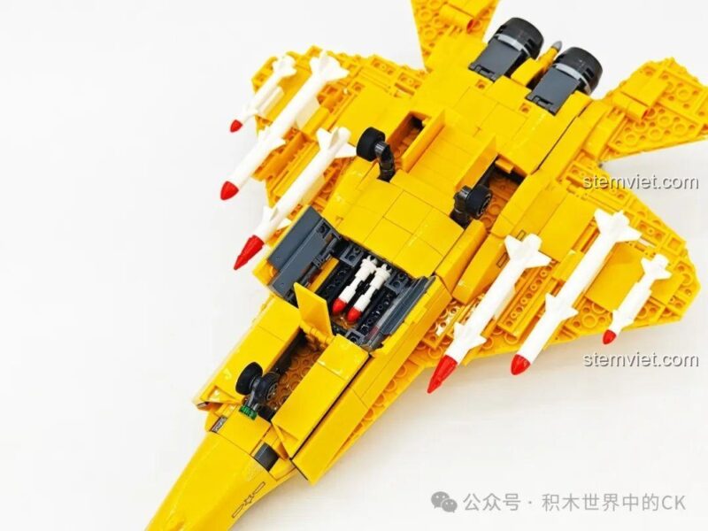 Khoang vũ khí dưới bụng máy bay J-35 SEMBO 202254 được mở ra, để lộ các tên lửa bên trong.