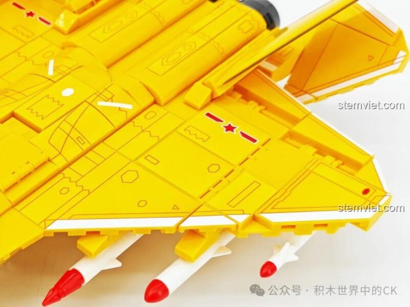 Cận cảnh các tên lửa được trang bị dưới cánh của máy bay J-35 SEMBO 202254.