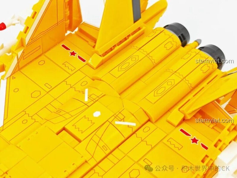 Chi tiết quạt nâng của máy bay J-35 SEMBO 202254 được che lại bằng một nắp đậy.