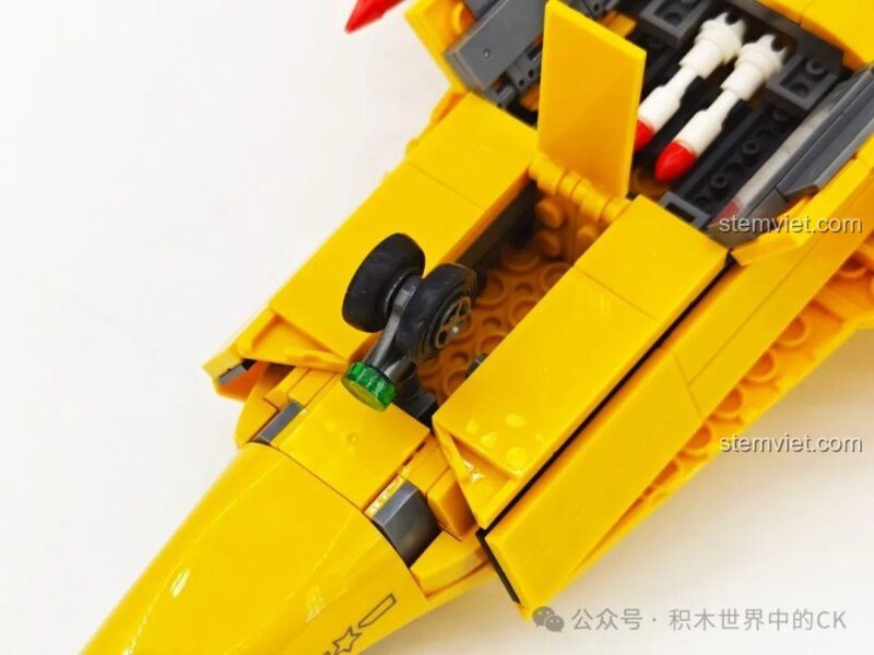 Cận cảnh càng đáp phía trước của máy bay J-35 SEMBO 202254.