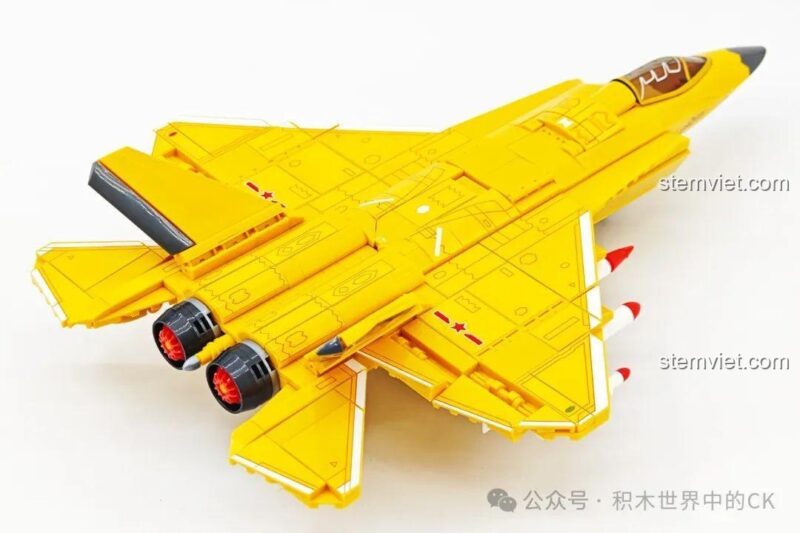 Góc nhìn từ phía sau của mô hình J-35 SEMBO 202254, cho thấy rõ cặp động cơ và cánh đuôi kép.