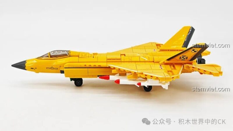Góc nhìn từ trên cao của mô hình máy bay J-35 SEMBO 202254, phô diễn thiết kế khí động học và vũ khí.