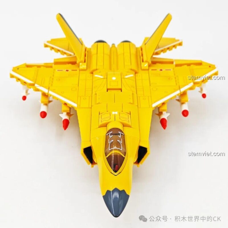Mô hình J-35 SEMBO 202254 với bộ càng đáp đã được hạ xuống, sẵn sàng cho việc cất hoặc hạ cánh.