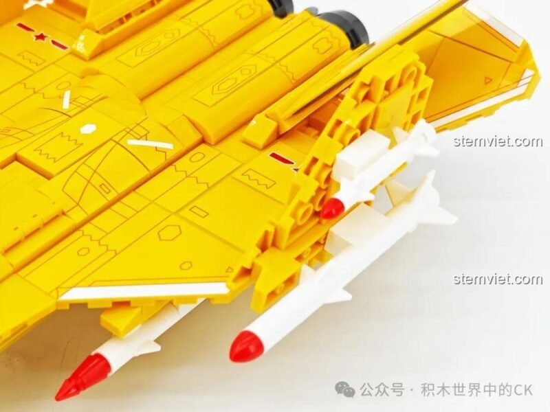 Các chi tiết in trên thân máy bay J-35 SEMBO 202254, tăng thêm tính chân thực cho mô hình.