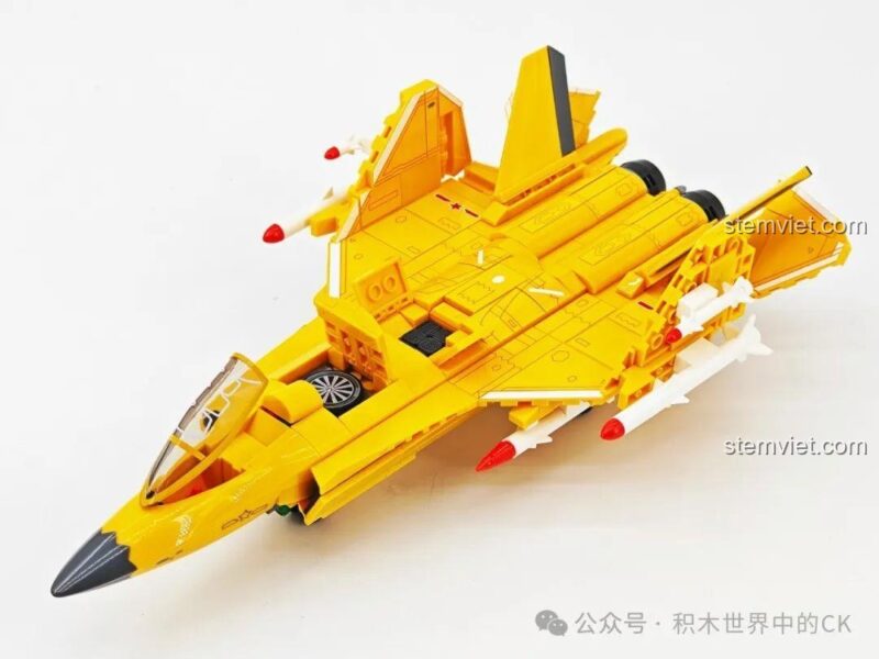 Mô hình máy bay J-35 SEMBO 202254 ở chế độ cất cánh thẳng đứng, một tính năng nổi bật của bộ đồ chơi.