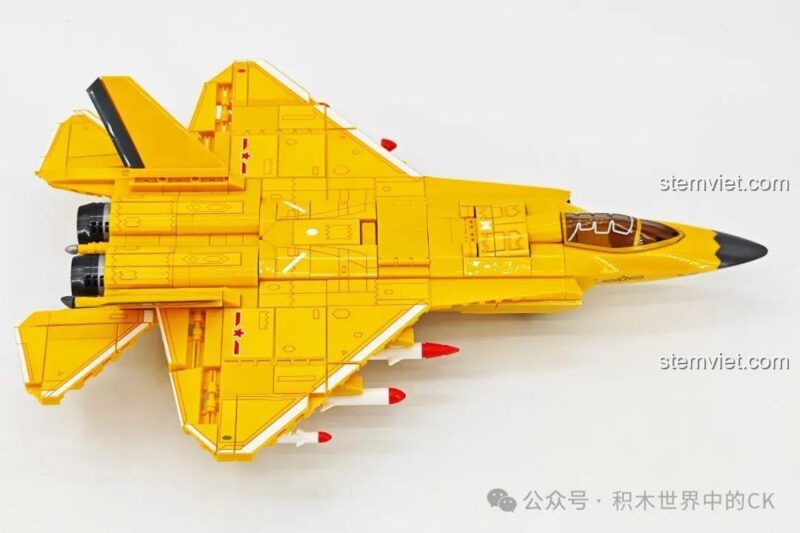Góc nhìn chéo từ phía sau của máy bay J-35 SEMBO 202254, thể hiện sự hầm hố và chi tiết của mô hình.