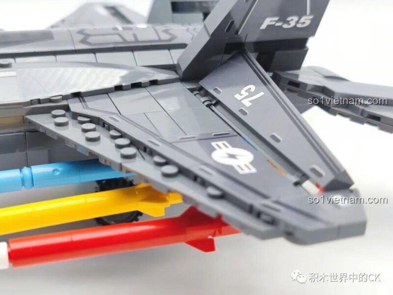 Mô hình máy bay F-35 Lightning II SEMBO 207125 hoàn chỉnh, nhìn từ phía trên và bên cạnh, chi tiết decal.