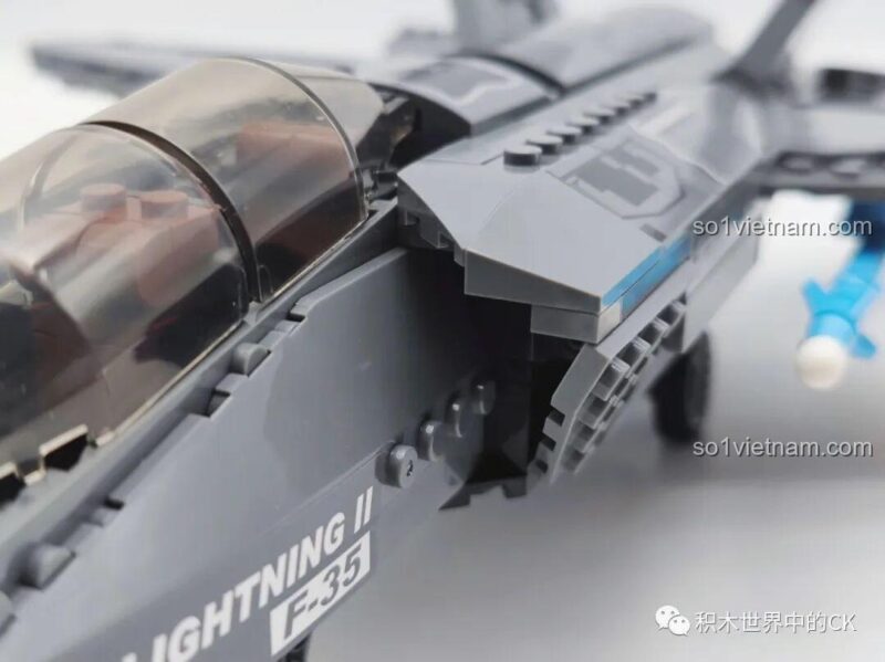 Mô hình máy bay F-35 Lightning II SEMBO 207125 hoàn chỉnh, nhìn từ phía trên và sau, chi tiết cánh.