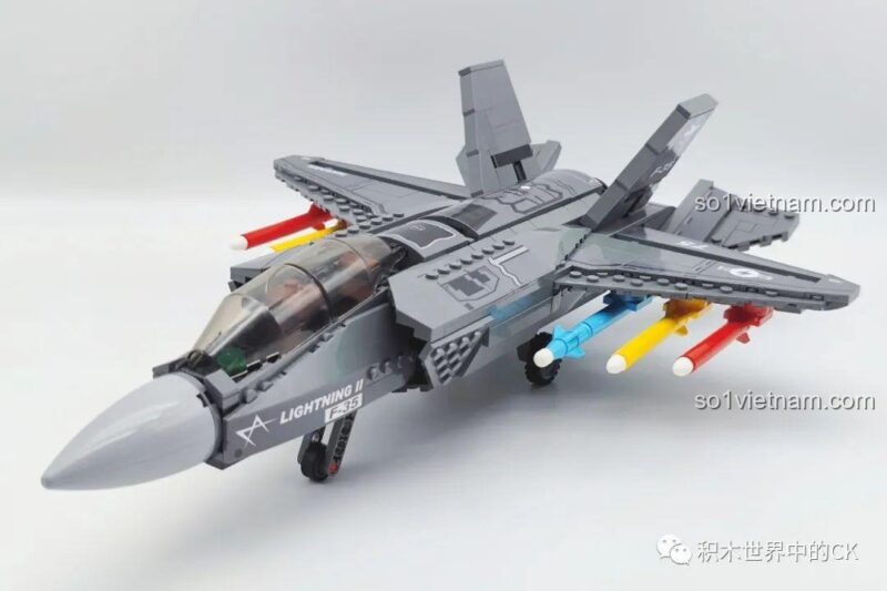 Mô hình máy bay F-35 SEMBO 207125 đang trong quá trình lắp ráp, kèm xe đẩy tên lửa và thang.