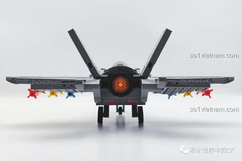 Mô hình máy bay F-35 Lightning II SEMBO 207125 hoàn chỉnh, nhìn từ bên cạnh, đồ chơi lắp ráp chất lượng cao.